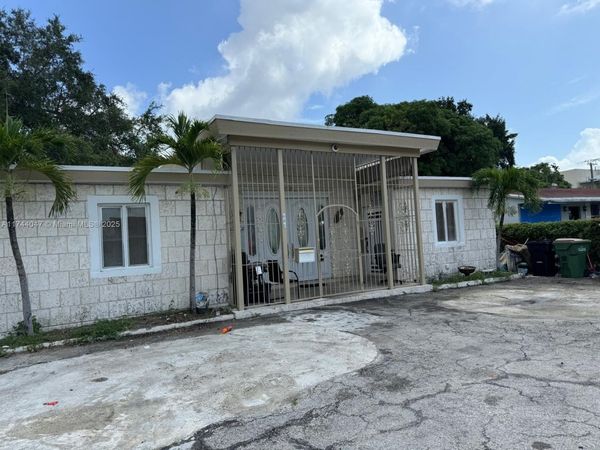 655 NE 135th St, North Miami, FL 33161
