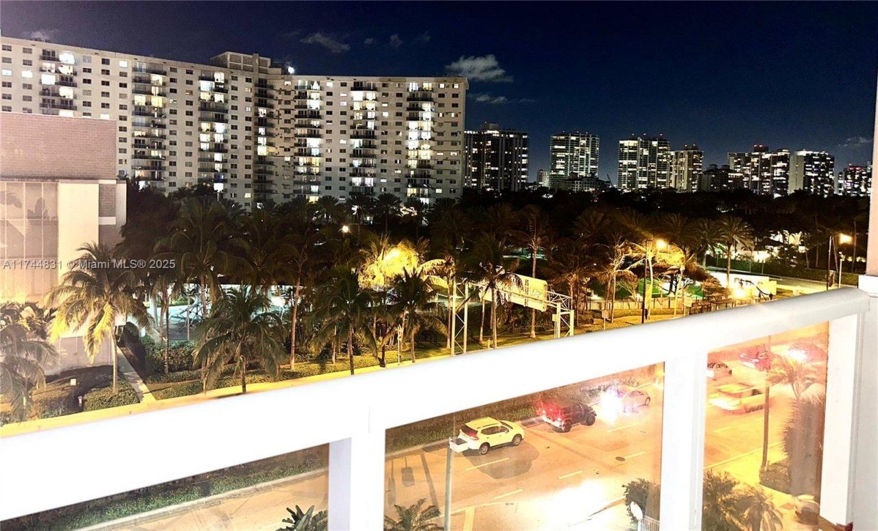19201 Collins Ave, Unit 435, Sunny Isles Beach, FL 33160 Photo