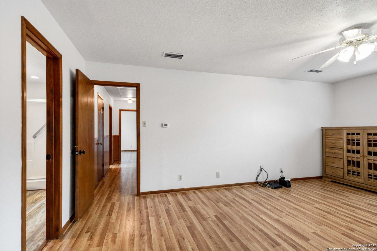 119 Isdale, Yoakum, TX 77995 Main Photo