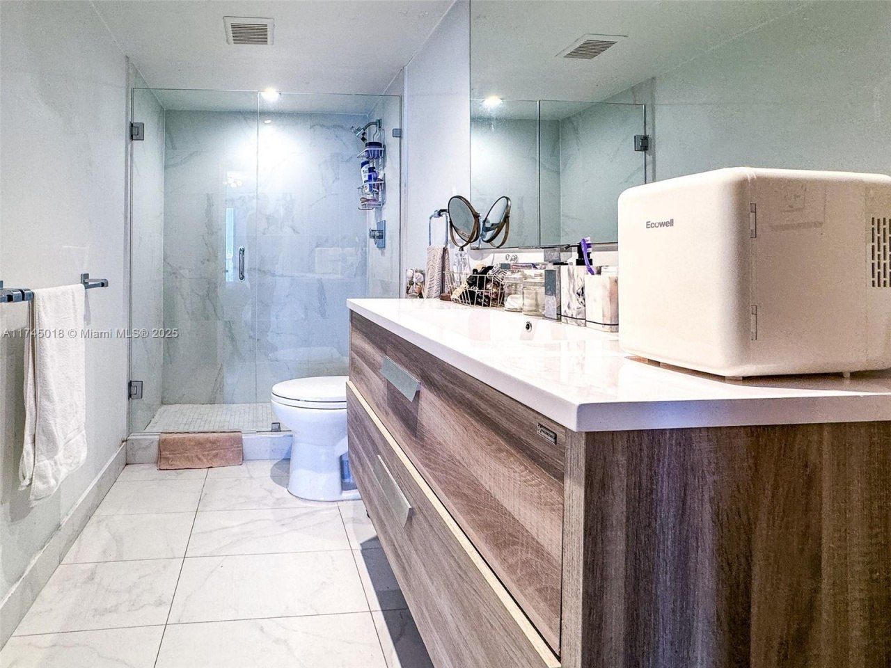 100 Bayview Dr, Unit 721, Sunny Isles Beach, FL 33160 Photo