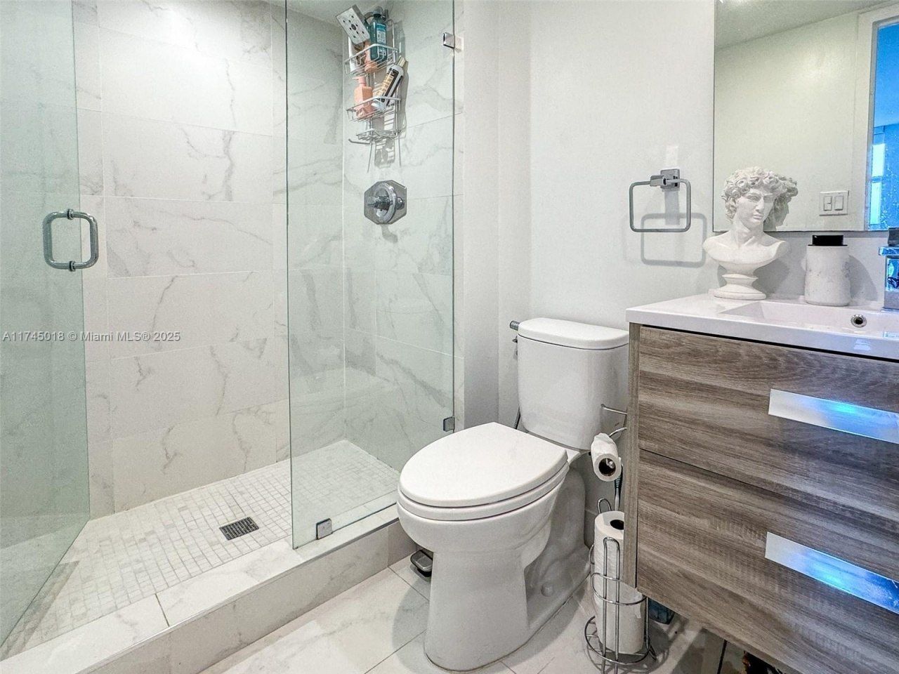 100 Bayview Dr, Unit 721, Sunny Isles Beach, FL 33160 Photo