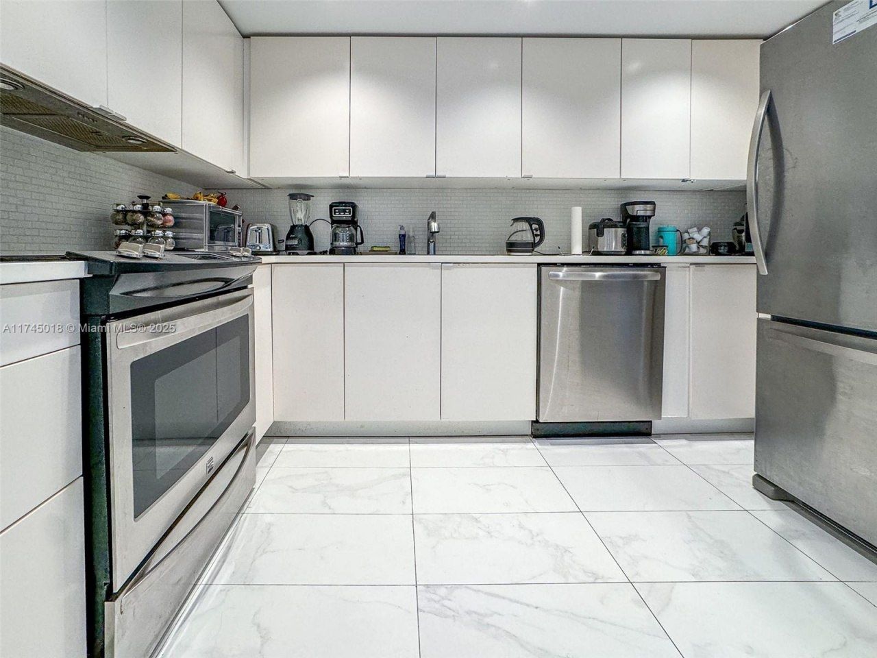 100 Bayview Dr, Unit 721, Sunny Isles Beach, FL 33160 Photo