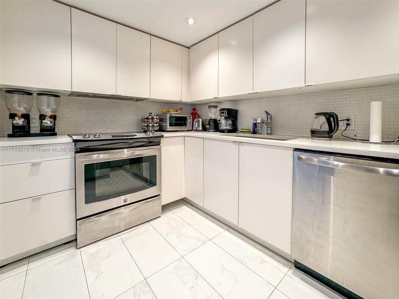 100 Bayview Dr, Unit 721, Sunny Isles Beach, FL 33160 Photo