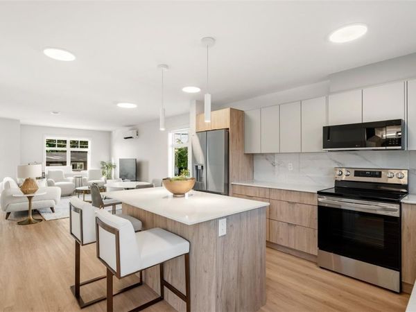 4201 Tyndall Ave, Unit 4-203, Saanich, BC V8N 3R9