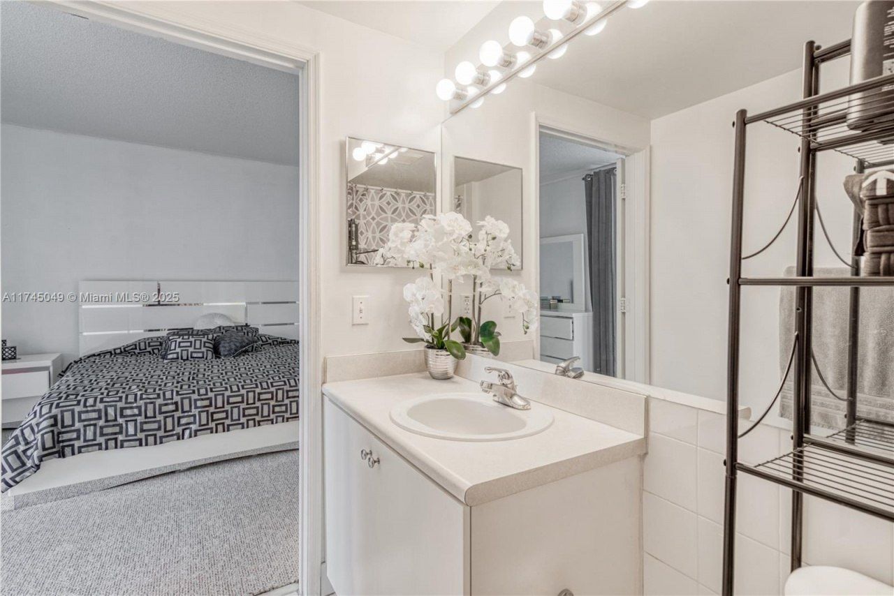 5091 NW 7th St, Unit 1001, Miami, FL 33126 Photo