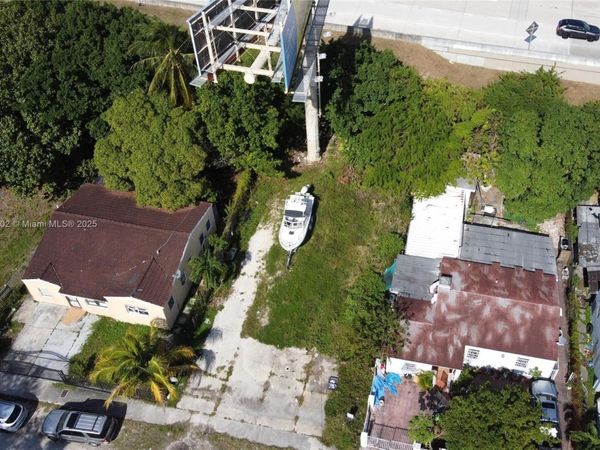 321 NW 37th St, Miami, FL 33127