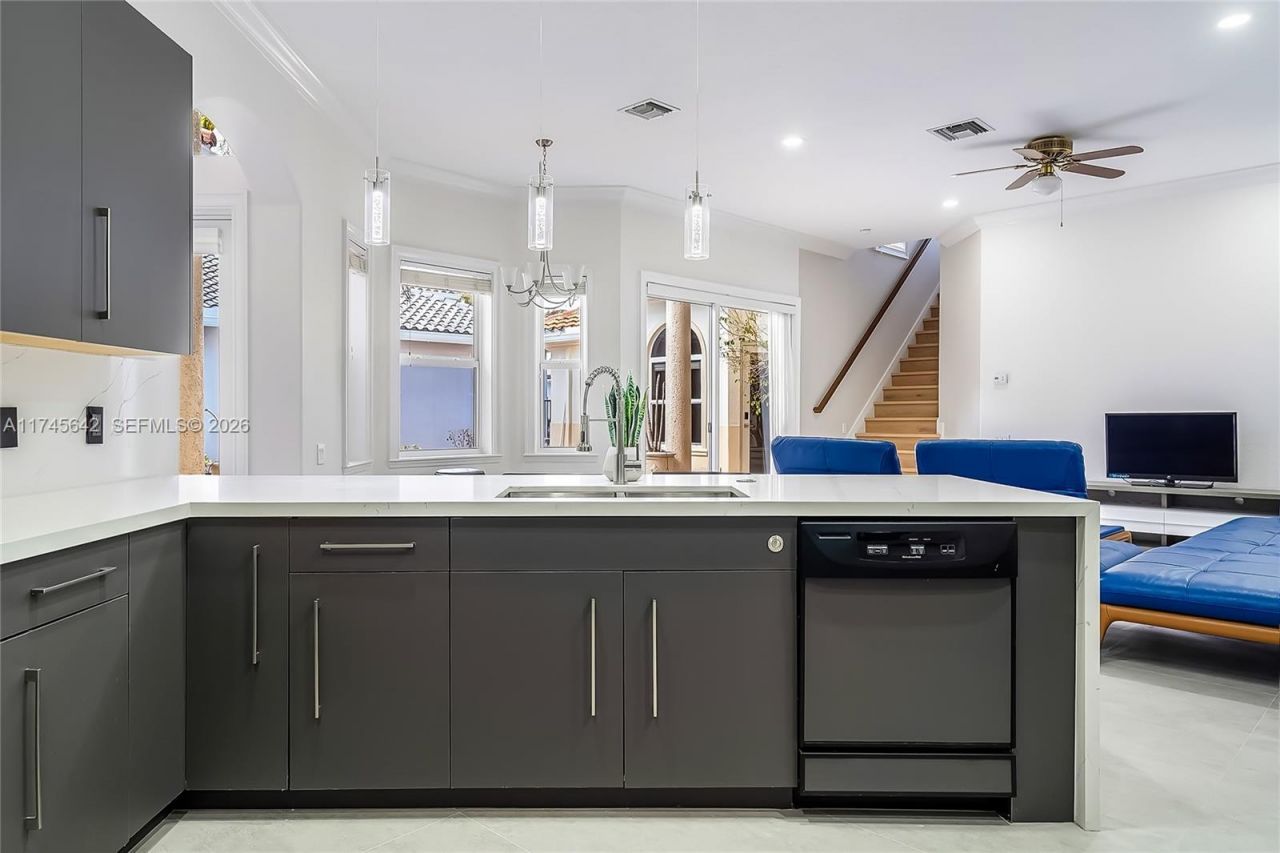 920 Captiva Dr, Hollywood, FL 33019 Photo