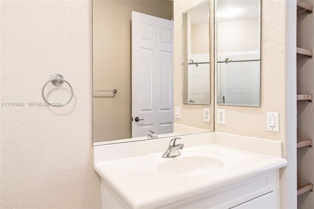 920 Captiva Dr, Hollywood, FL 33019 Photo