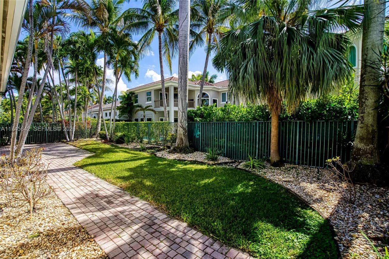 920 Captiva Dr, Hollywood, FL 33019 Photo