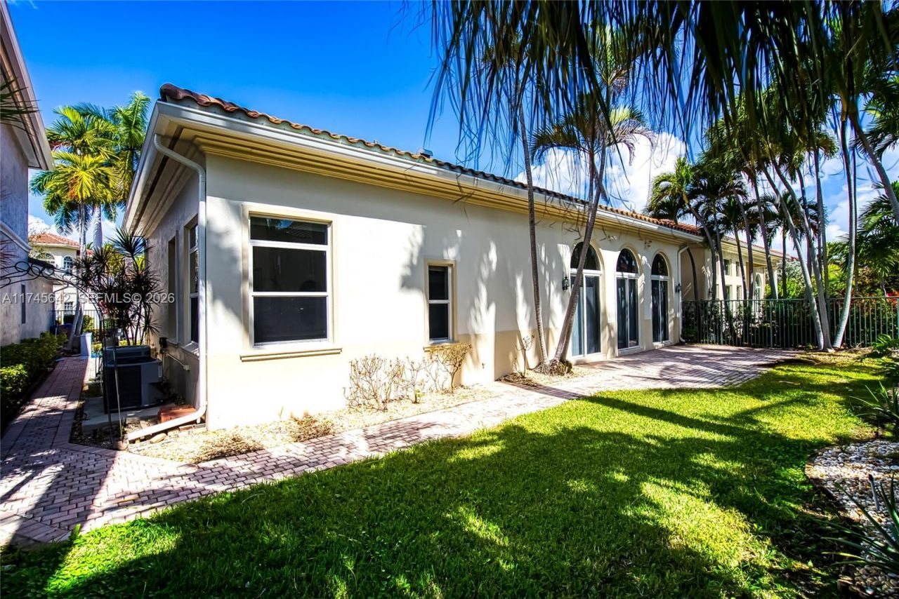 920 Captiva Dr, Hollywood, FL 33019 Photo