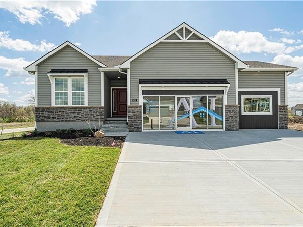 400 SW Hawthorne Lane, Blue Springs, MO 64014