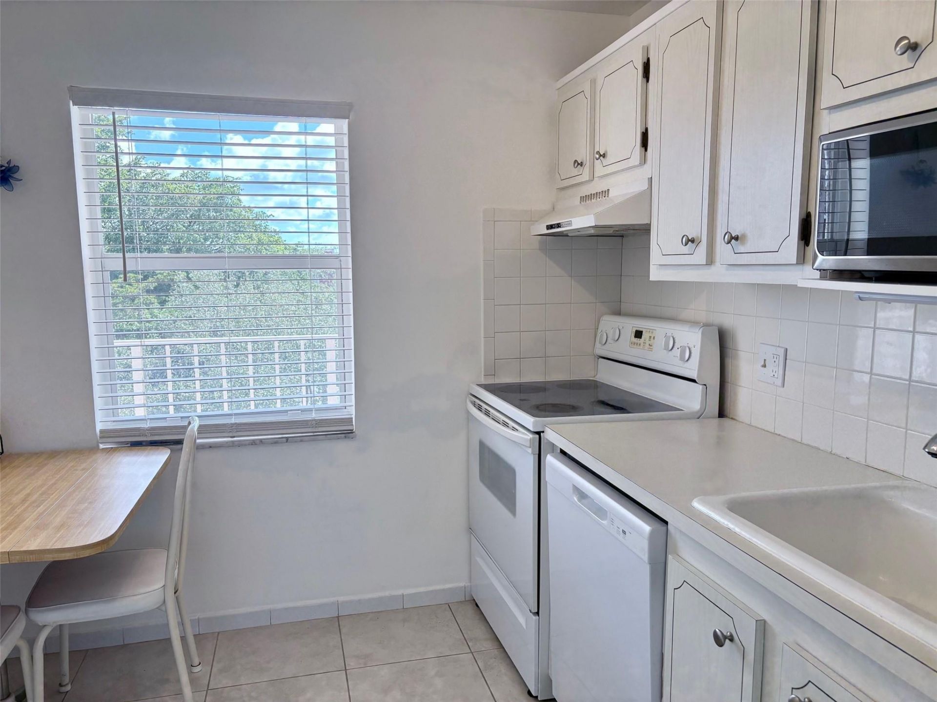 1055 Country Club Drive, Unit 404, Margate, FL 33063 Photo