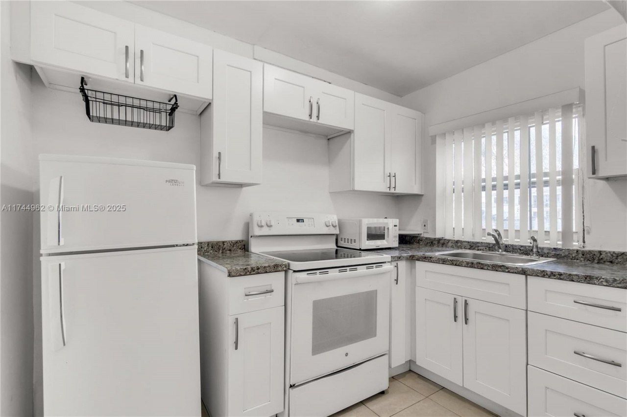 7525 NE Miami Ct, Miami, FL 33138 Photo