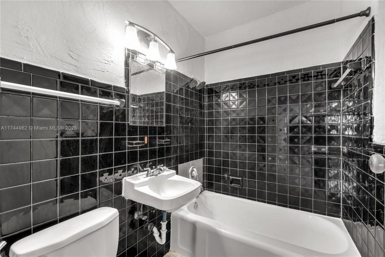 7525 NE Miami Ct, Miami, FL 33138 Photo