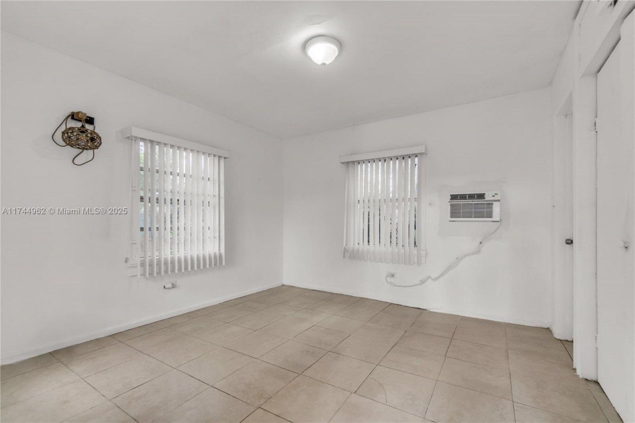 7525 NE Miami Ct, Miami, FL 33138 Photo