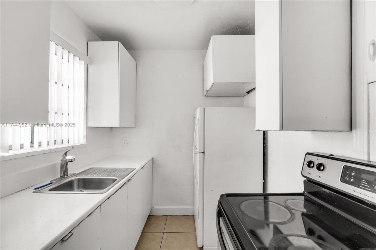 7525 NE Miami Ct, Miami, FL 33138 Photo