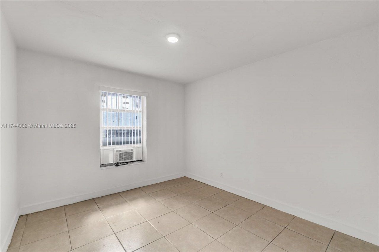 7525 NE Miami Ct, Miami, FL 33138 Photo