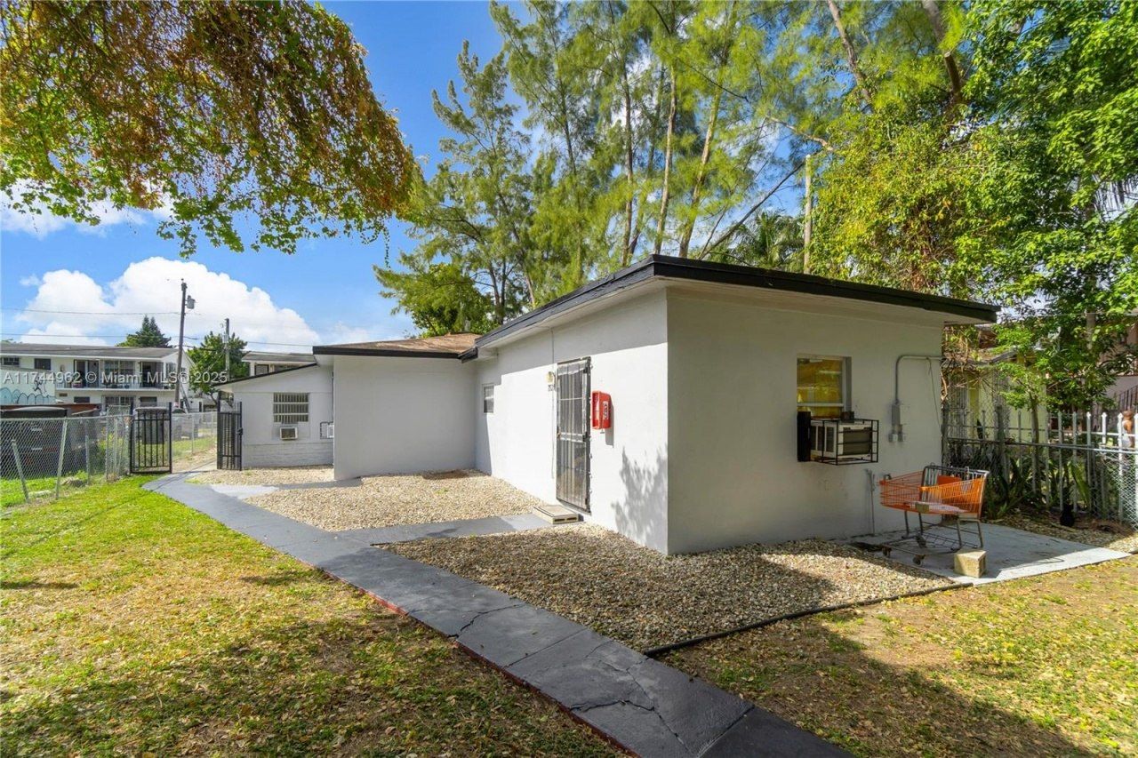 7525 NE Miami Ct, Miami, FL 33138 Photo