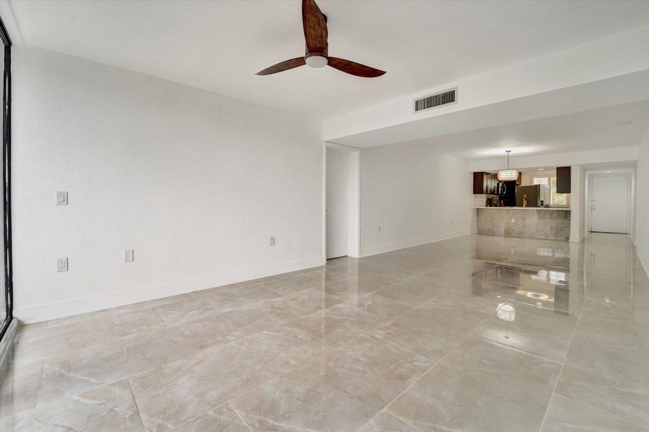 6181 Balboa Circle, Unit 303, Boca Raton, FL 33433 Photo