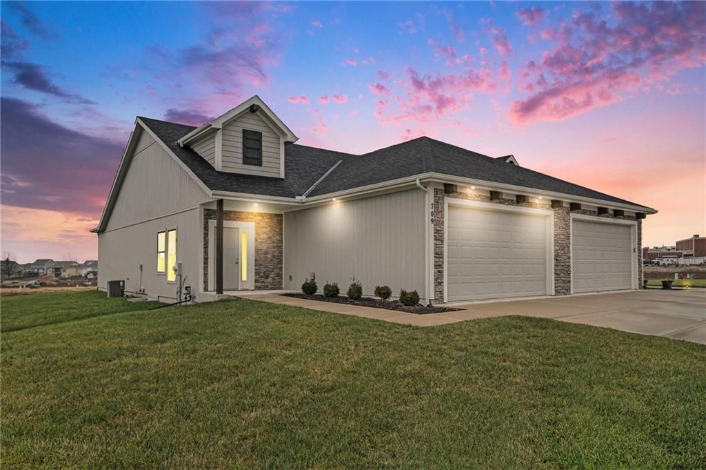 709 Ridge Drive, Smithville, MO 64089 Main Photo