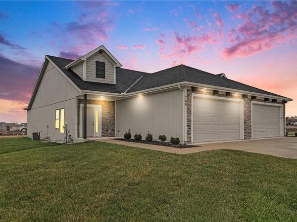 709 Ridge Drive, Smithville, MO 64089