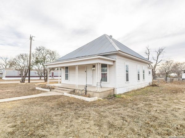 219 S Pickford, Sabinal, TX 78881