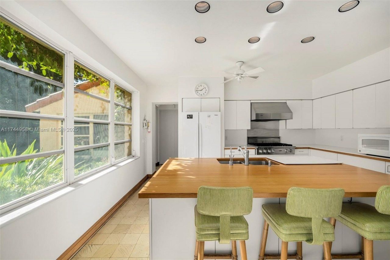 4197 S Douglas Rd, Miami, FL 33133 Photo