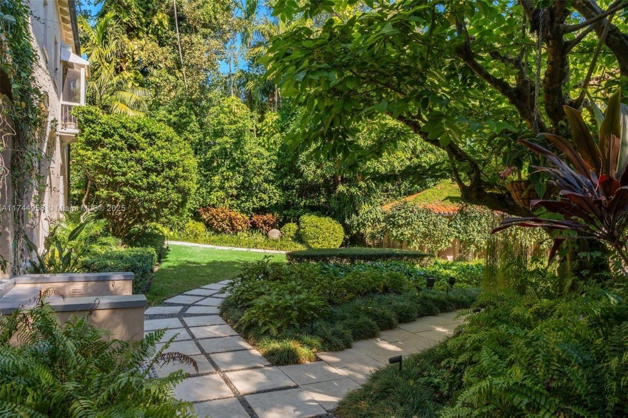 4197 S Douglas Rd, Miami, FL 33133 Photo