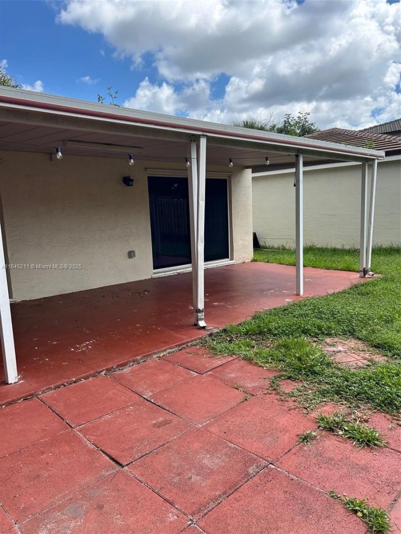 9136 NW 192nd Ter, Hialeah, FL 33018 Photo