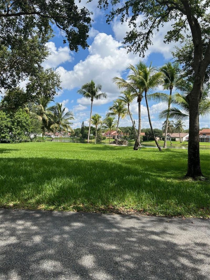 9136 NW 192nd Ter, Hialeah, FL 33018 Photo
