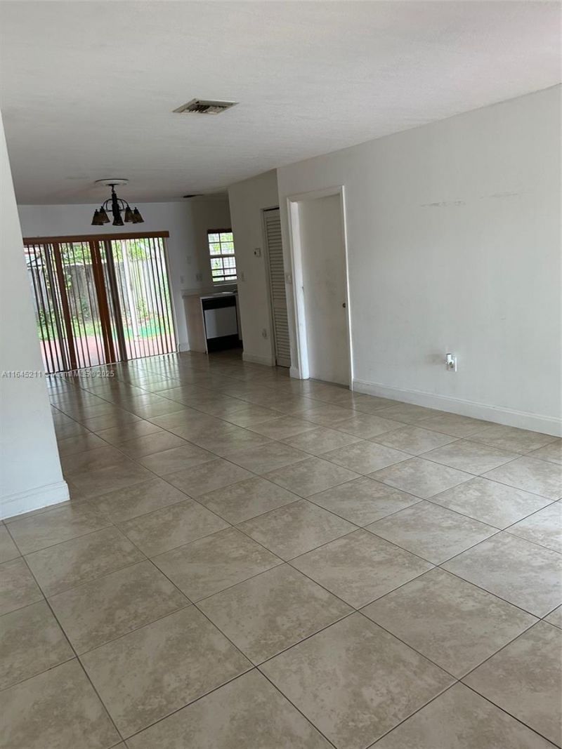 9136 NW 192nd Ter, Hialeah, FL 33018 Photo
