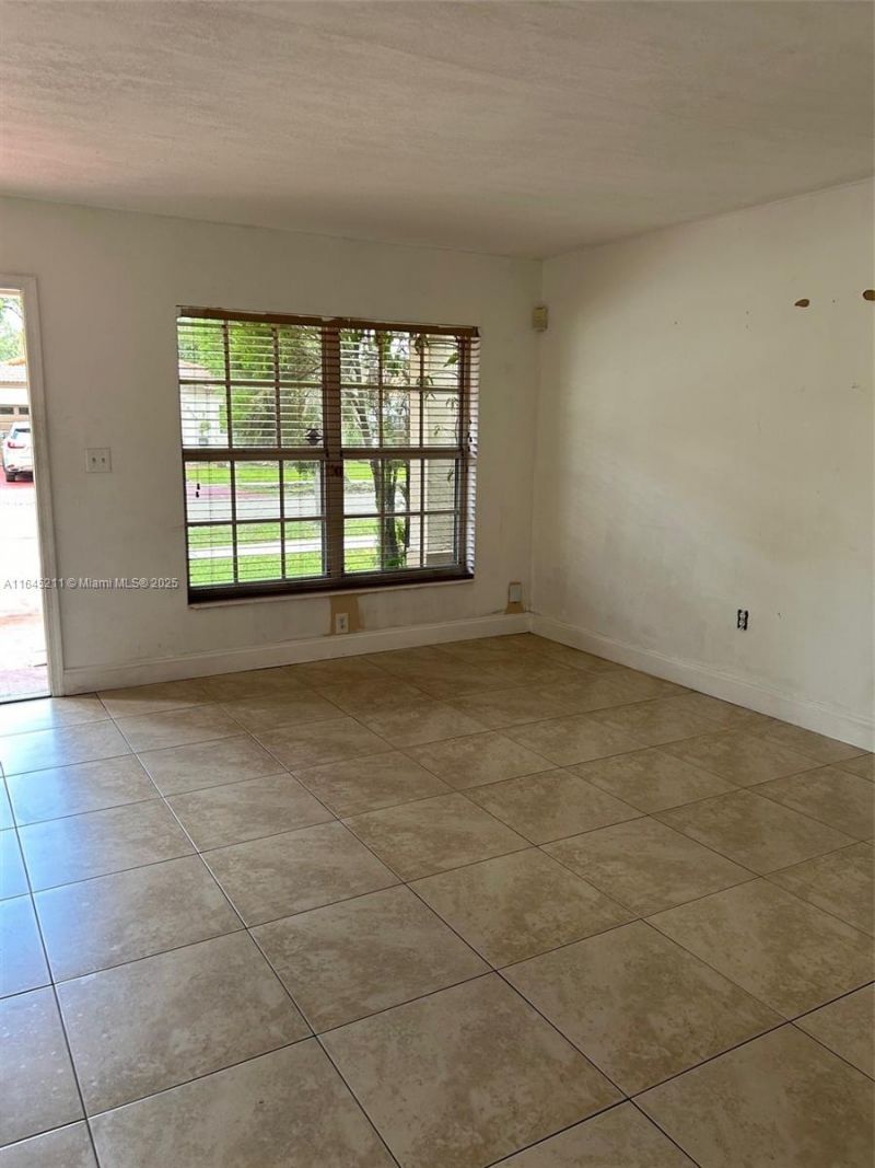 9136 NW 192nd Ter, Hialeah, FL 33018 Photo