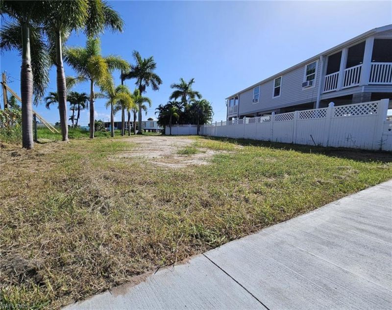 3883 Coconut Dr, Saint James City, FL 33956 Photo