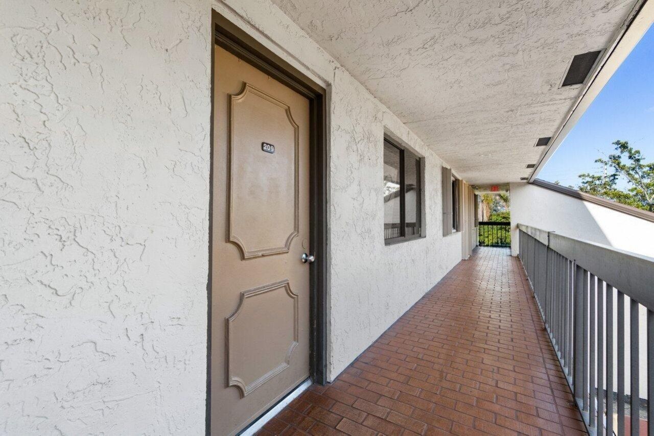 400 Executive Center Drive, Unit 209, West Palm Beach, FL 33401 Photo