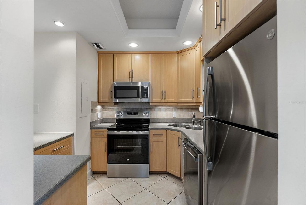 1200 N Shore Drive Ne, Unit 102, Saint Petersburg, FL 33701 Photo