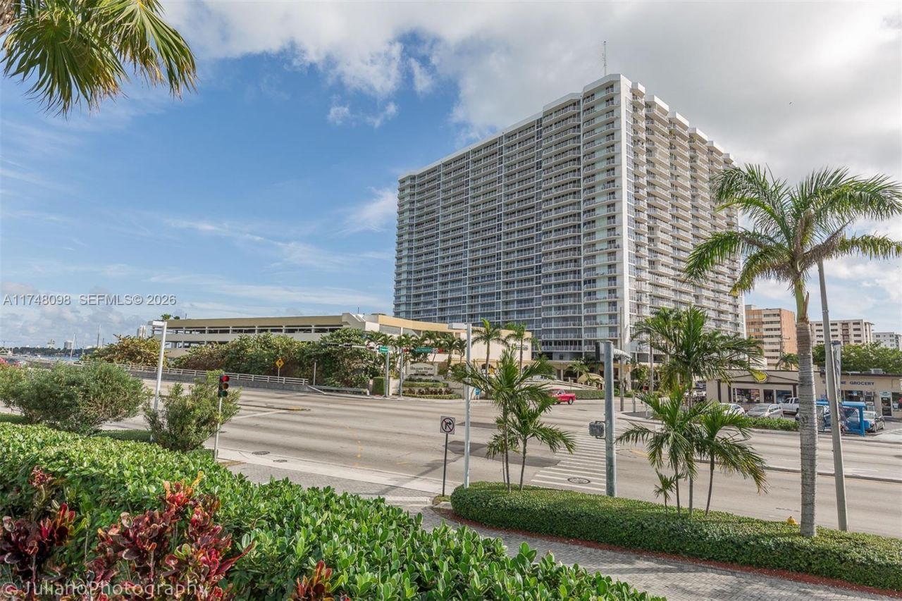7601 E Treasure Dr, Unit 1108, North Bay Village, FL 33141 Photo