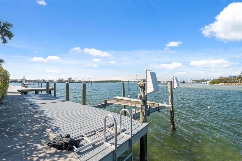 727 Key Royale Drive, Holmes Beach, FL 34217 Photo