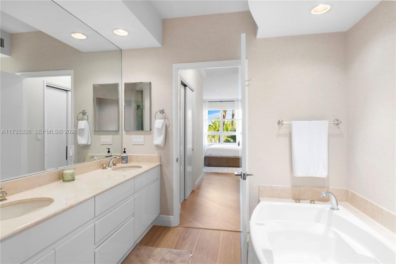 705 Crandon Blvd, Unit 405, Key Biscayne, FL 33149 Photo