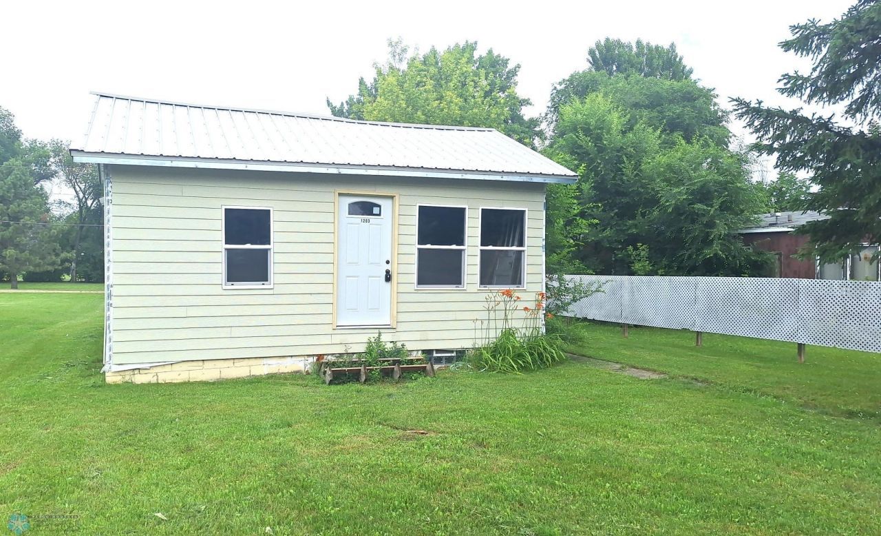 1203 Mountain Avenue, Walhalla, ND 58282 Main Photo