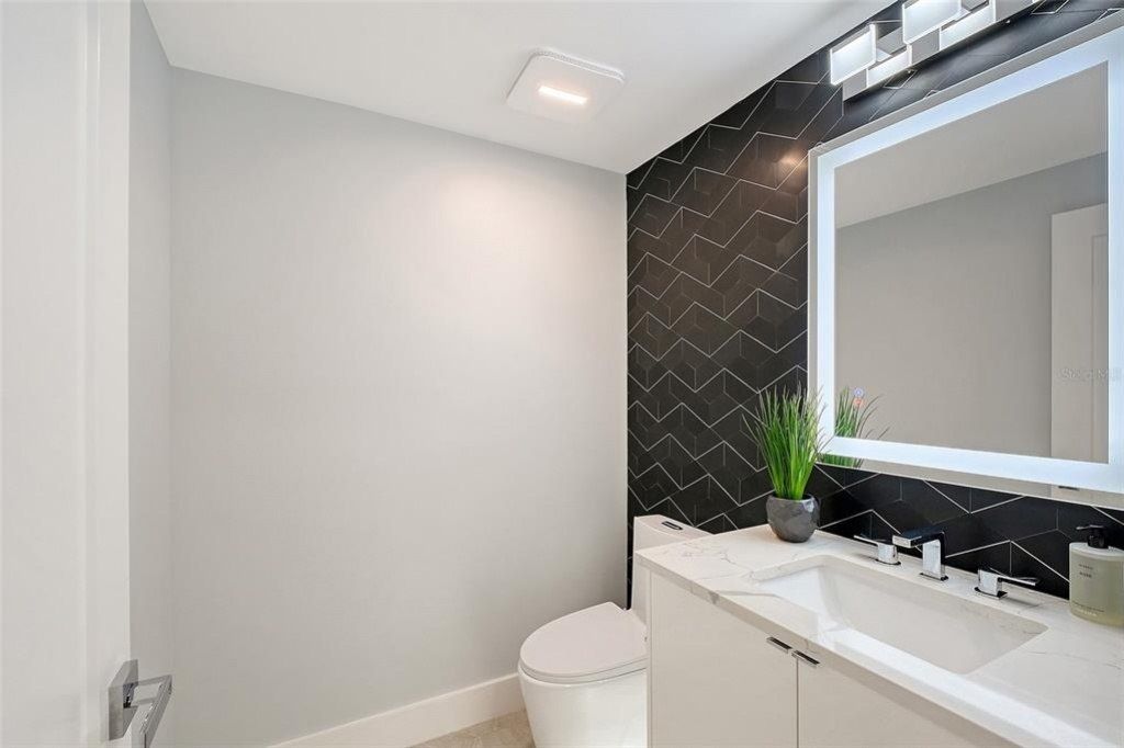 650 Golden Gate Point, Unit 403, Sarasota, FL 34236 Photo