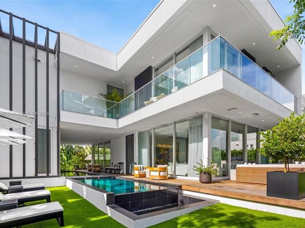 810 W 47th Ct - The Ritz Carlton Miami Beach, Miami Beach, FL 33140