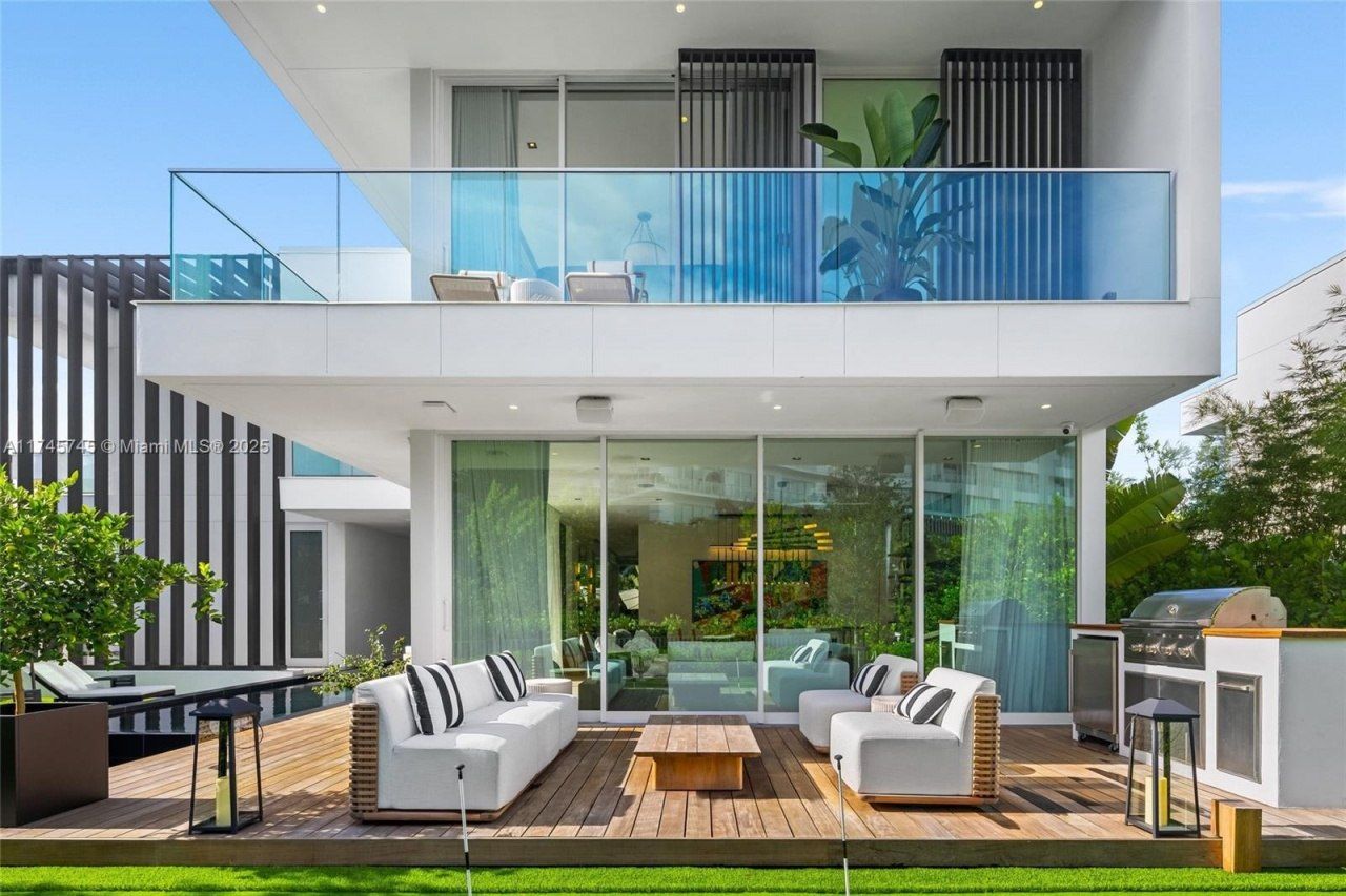 810 W 47th Ct - The Ritz Carlton Miami Beach, Miami Beach, FL 33140 Photo