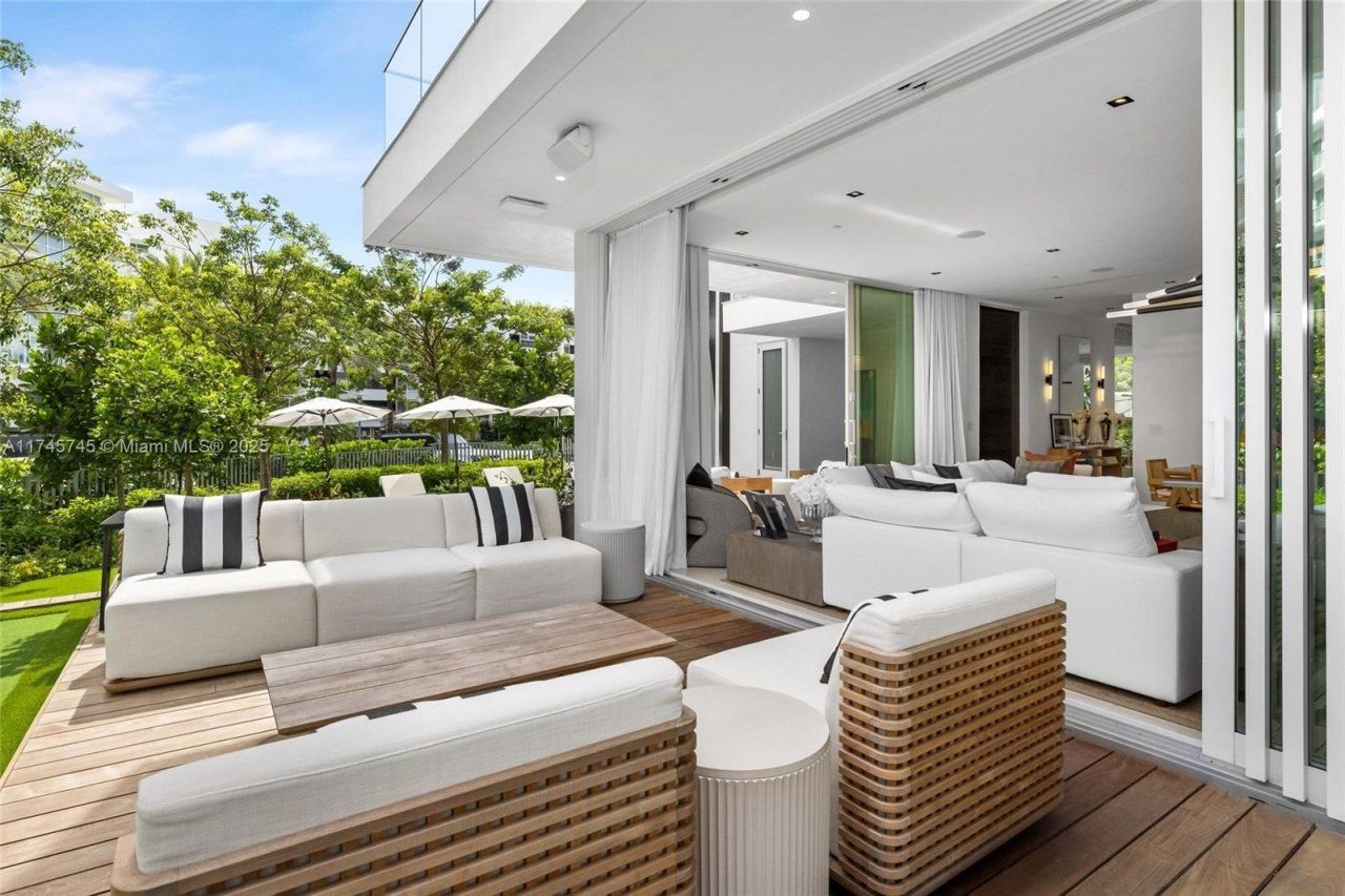 810 W 47th Ct - The Ritz Carlton Miami Beach, Miami Beach, FL 33140 Photo