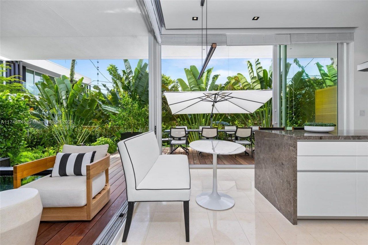 810 W 47th Ct - The Ritz Carlton Miami Beach, Miami Beach, FL 33140 Photo