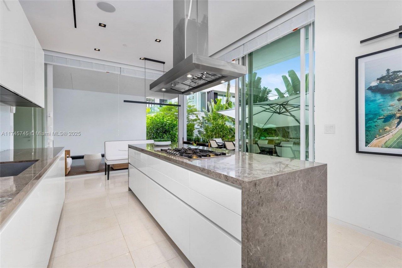 810 W 47th Ct - The Ritz Carlton Miami Beach, Miami Beach, FL 33140 Photo