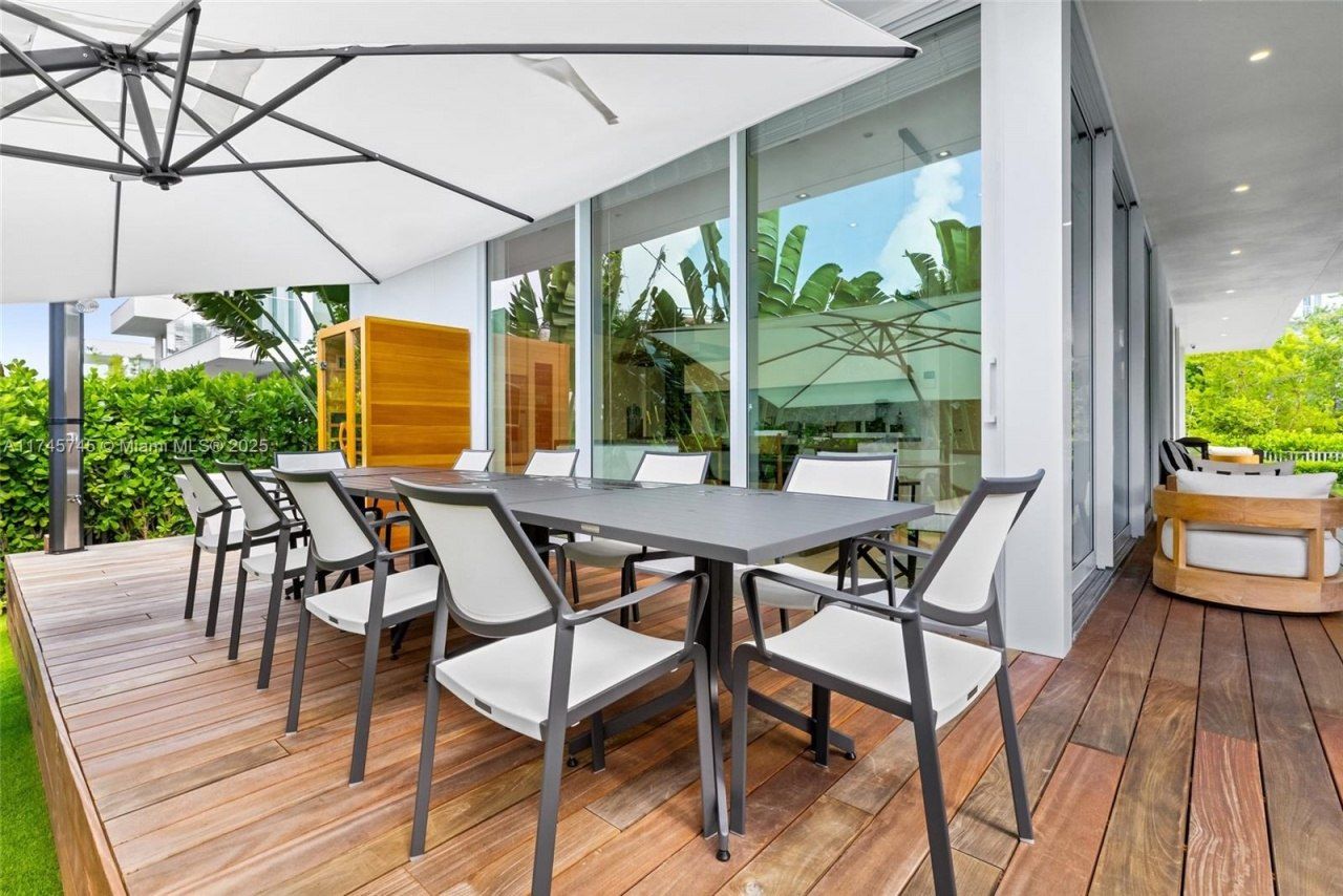 810 W 47th Ct - The Ritz Carlton Miami Beach, Miami Beach, FL 33140 Photo