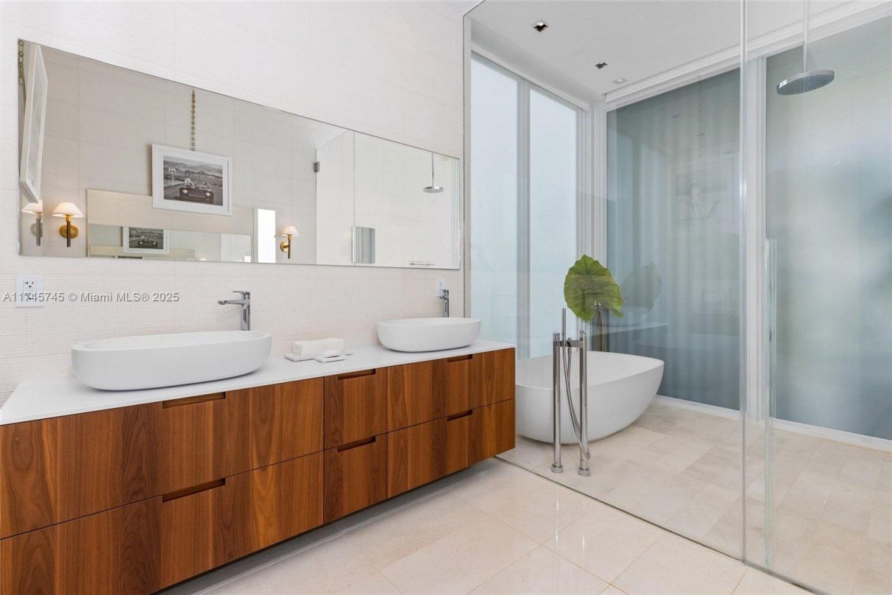 810 W 47th Ct - The Ritz Carlton Miami Beach, Miami Beach, FL 33140 Photo