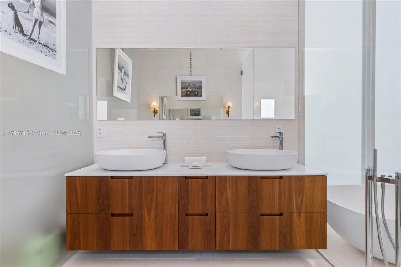 810 W 47th Ct - The Ritz Carlton Miami Beach, Miami Beach, FL 33140 Photo