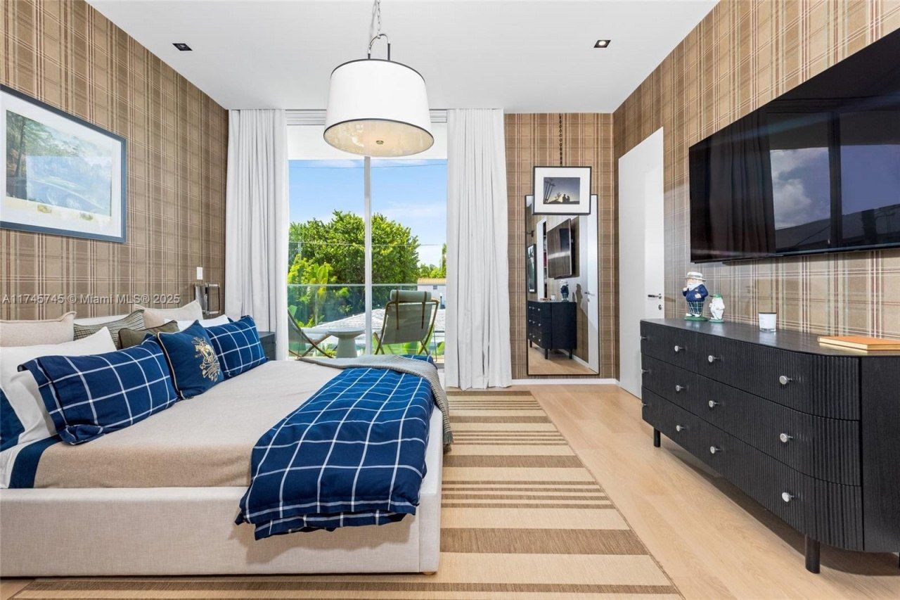 810 W 47th Ct - The Ritz Carlton Miami Beach, Miami Beach, FL 33140 Photo