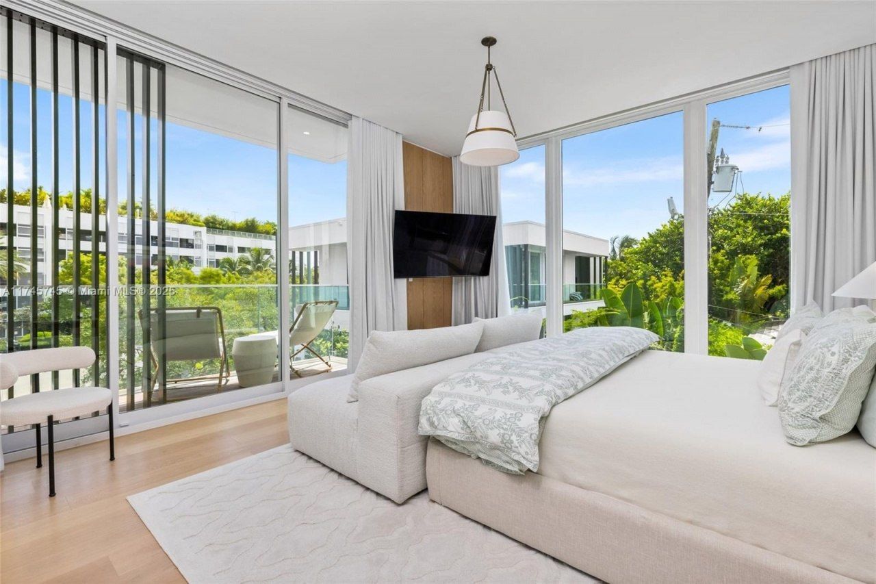 810 W 47th Ct - The Ritz Carlton Miami Beach, Miami Beach, FL 33140 Photo